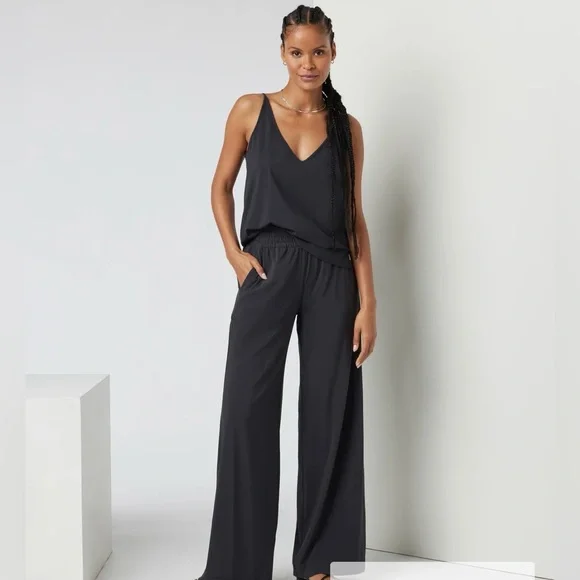 Vuori Villa Wideleg Pant - Black - Picture 2 of 11